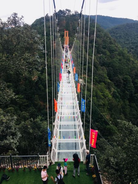 安宁青龙峡架起5D透明栈桥 108米高空体验心