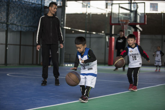 云南首家小篮球俱乐部落地昆明 免费为篮球