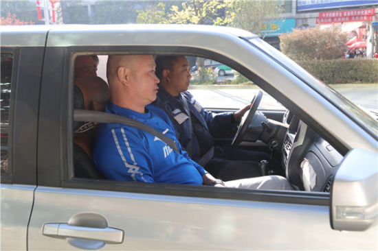 图为新增兼职驾驶员路考中，由该局车辆管理专责进行现场评分