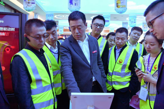 张立宇(前排左二)为中石油销售公司管理人员演示车辆置换流程
