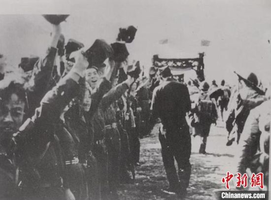 图为1950年汤池民众夹道欢迎解放军(资料图)。 杨益忠供图 图为1950年汤池民众夹道欢迎解放军(资料图)。 杨益忠供图