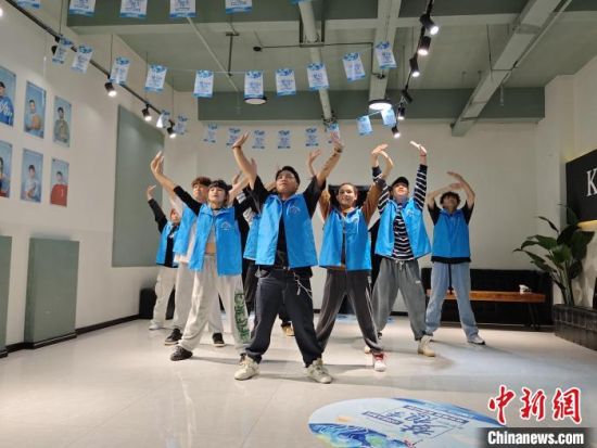 图为蒙自市新联会舞动分会会员正在排练。 韩帅南 摄 图为蒙自市新联会舞动分会会员正在排练。 韩帅南 摄