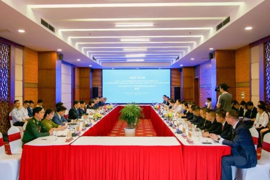 11月10日，红河州代表团在参加第二十三届中越(老街)国际贸易交易会期间，与越南老街省人民委员会举行工作会谈