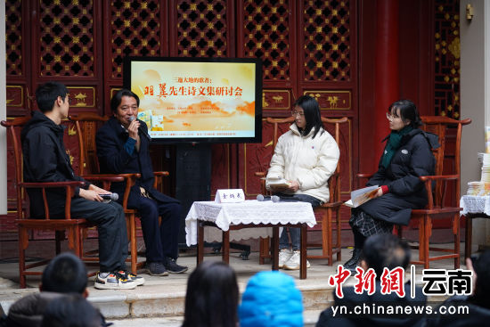 图为12月23日，羽翼(左二)与读者互动。刘冉阳 摄