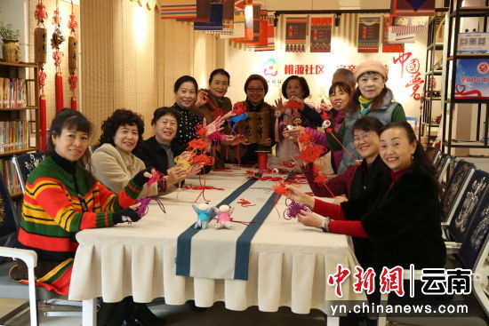 桃源社区党群服务中心一家亲工作坊开展中国结编织体验活动。供图