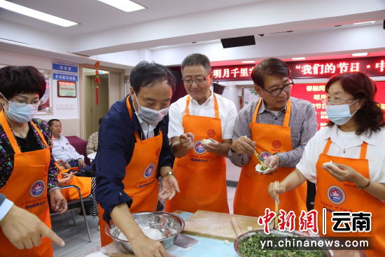 桃源社区党群服务中心组织台胞台属开展中秋节包饺子主题活动。供图
