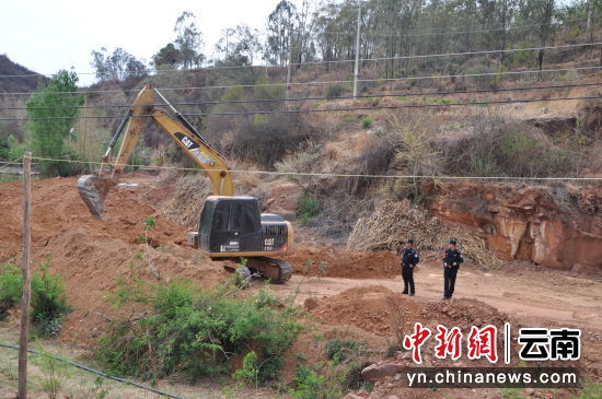 图为线路民警对沿线路外施工进行安全监管 图为线路民警对沿线路外施工进行安全监管