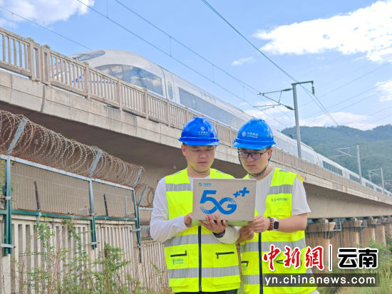 云南移动曲靖分公司工作人员在沪昆高铁曲靖段沿线调测网络参数。 云南移动曲靖分公司工作人员在沪昆高铁曲靖段沿线调测网络参数。