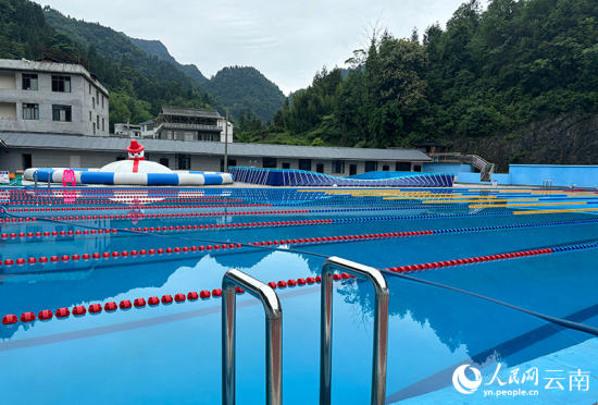偏岩村集体公司国标游泳池和篮球场今年5月开始营业。雷霁 摄 偏岩村集体公司国标游泳池和篮球场今年5月开始营业。雷霁 摄