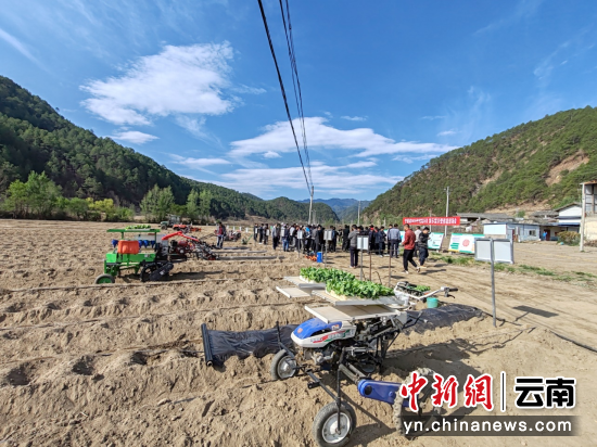 宁蒗县组织2024年农机农艺融合演示展示会 (关志清 4月12日摄) 宁蒗县组织2024年农机农艺融合演示展示会 (关志清 4月12日摄)