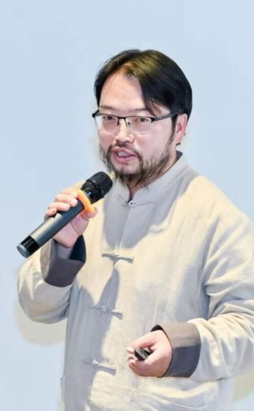 图为《人迹板桥剑凝霜:徐剑论集》编著者温星 图为《人迹板桥剑凝霜:徐剑论集》编著者温星