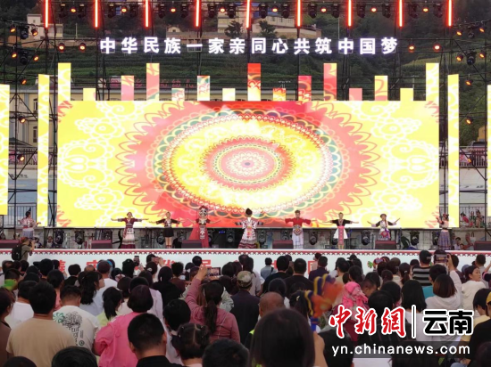 图为寻游四季·寻甸县2024年度花山节系列民俗文化活动开幕式文艺演出 图为寻游四季·寻甸县2024年度花山节系列民俗文化活动开幕式文艺演出