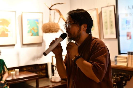 圖為《徐劍論集》編著者溫星擔(dān)任本次活動(dòng)主持 圖為《徐劍論集》編著者溫星擔(dān)任本次活動(dòng)主持