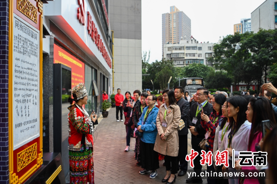 图为香港鲗鱼涌居民协会一行参观昆明小坝社区 图为香港鲗鱼涌居民协会一行参观昆明小坝社区