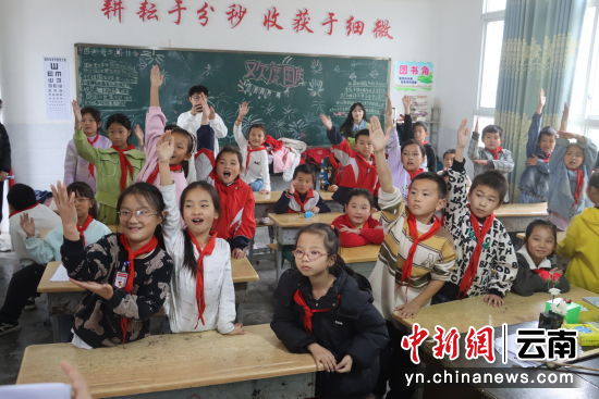 图为小朋友们争先恐后抢答问题。刘梦娇 摄 图为小朋友们争先恐后抢答问题。刘梦娇 摄