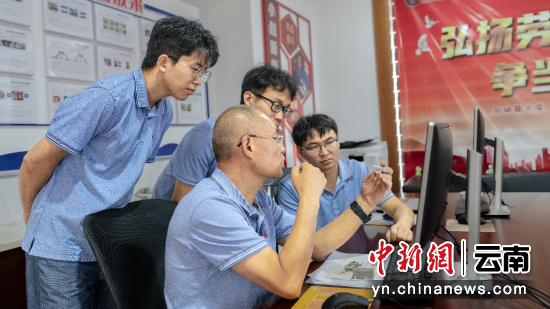 图为项目攻关小组进行问题讨论。白悦松 摄 图为项目攻关小组进行问题讨论。白悦松 摄