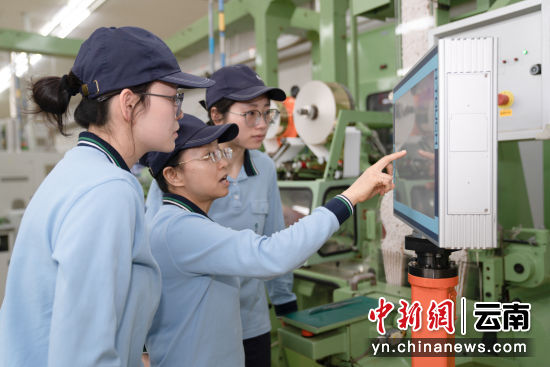 图为高娅萍向年轻职工传授操作经验。姚张艺 摄 图为高娅萍向年轻职工传授操作经验。姚张艺 摄