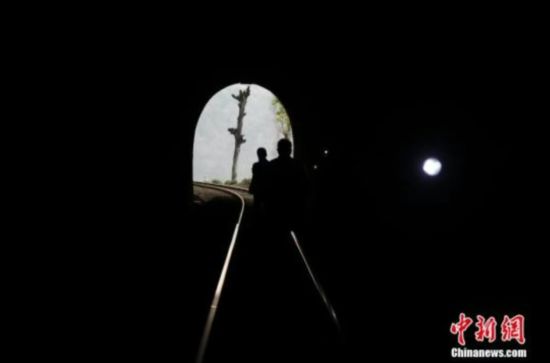 ͼΪ2015321գԽ·ΣȺɽͽԱ181Աͷ