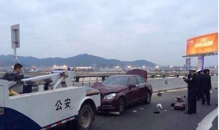 深圳机场女司机驾车失控撞人续:目击者称其下