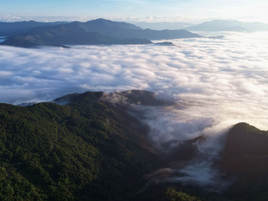 云海正在山岳间奔涌。朱江